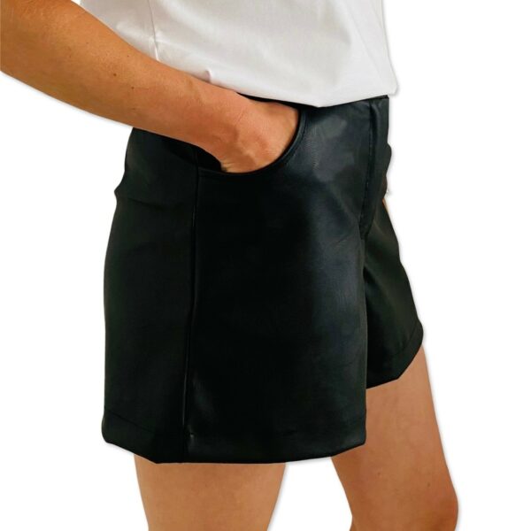SABEAU short Black side